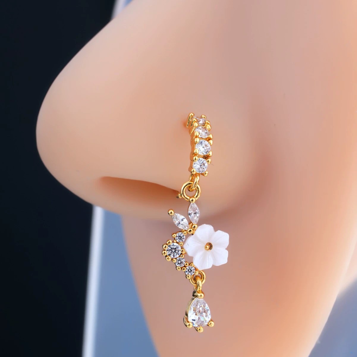 Goldener Blumen-Nasenring mit  – Body Jewelry Nose Bewertung und Preis